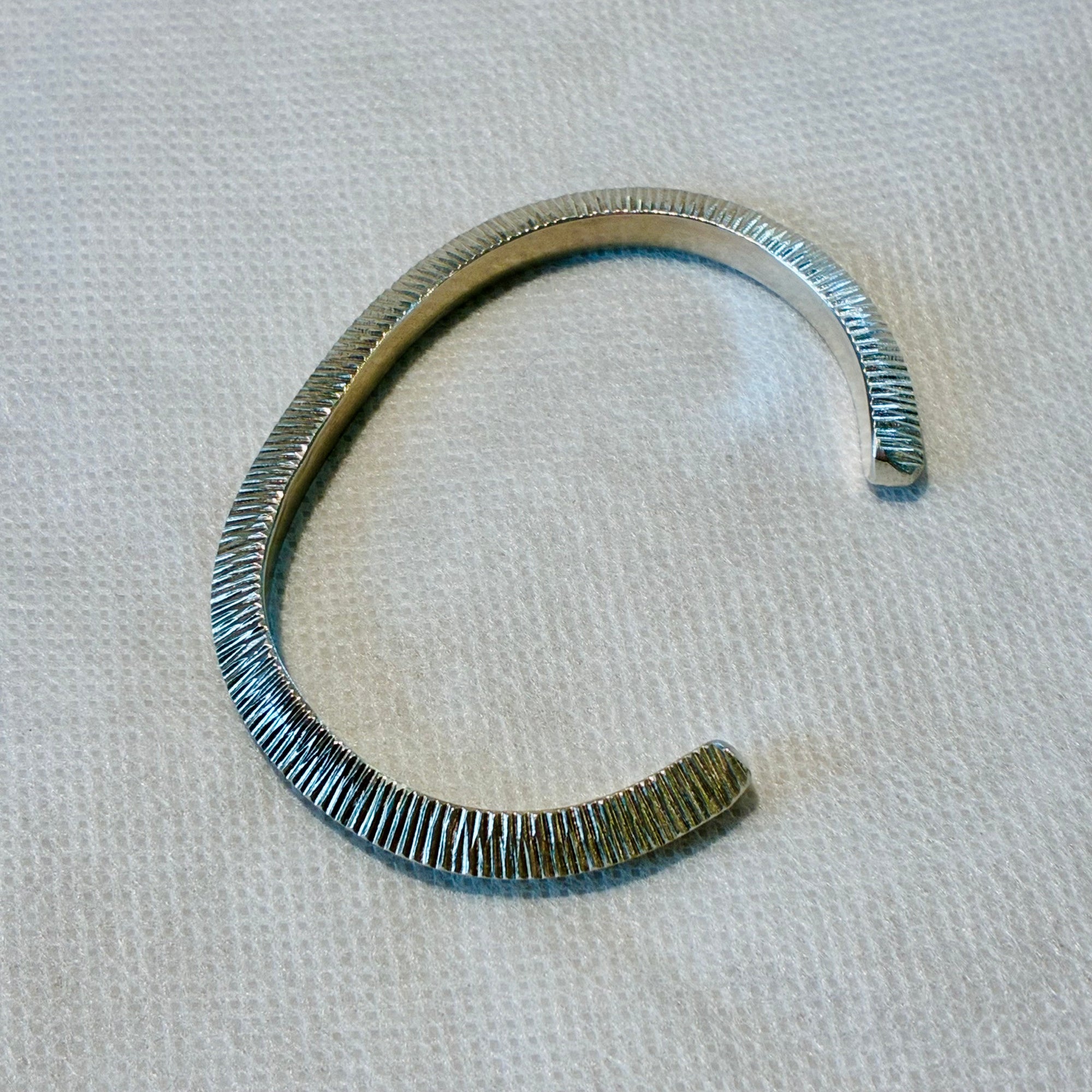 EL026-28 Hammered Triangle Cuff