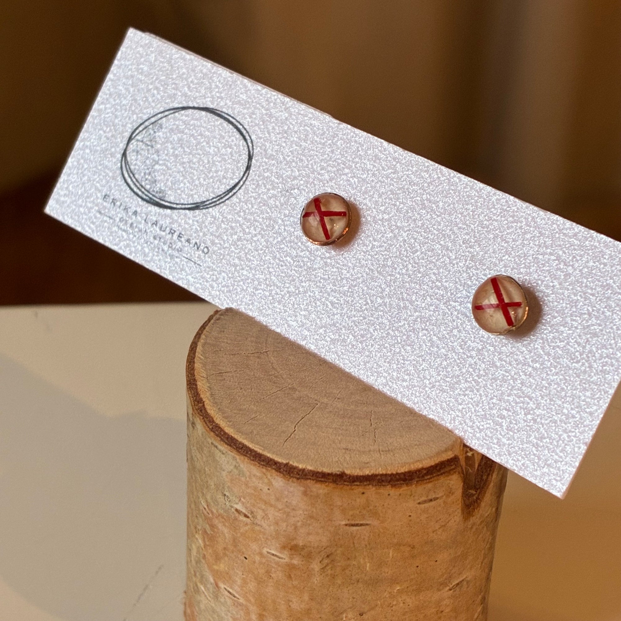 EL026-19 White/Red Resin Studs