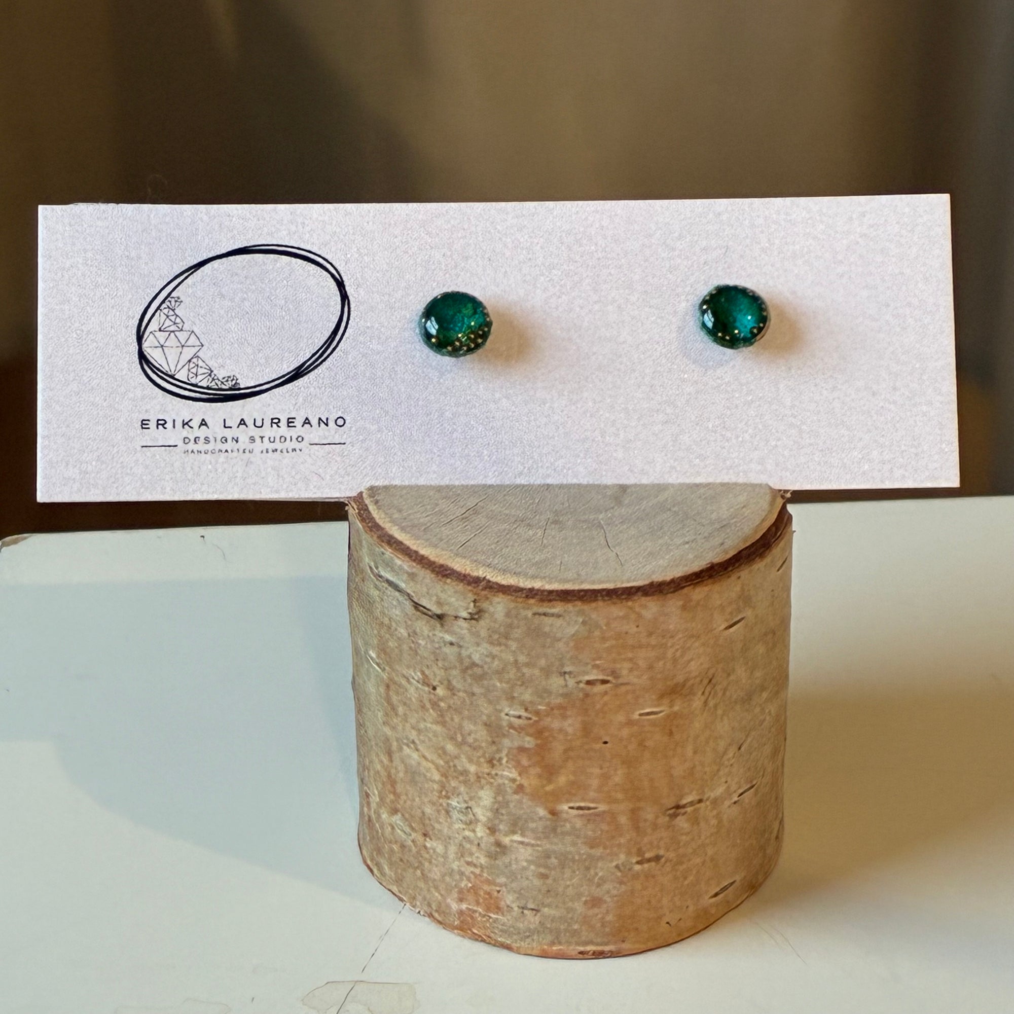 EL026-18 Green/Gold Resin Studs