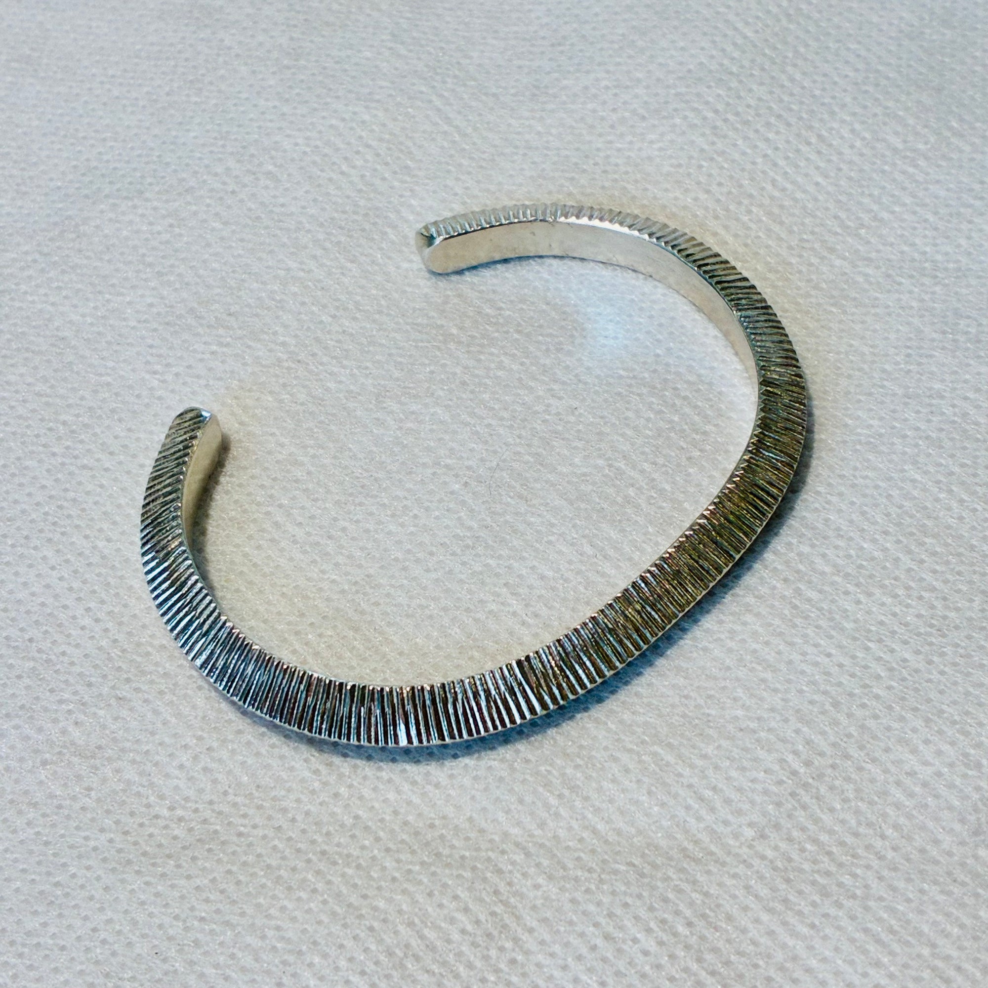 EL026-28 Hammered Triangle Cuff
