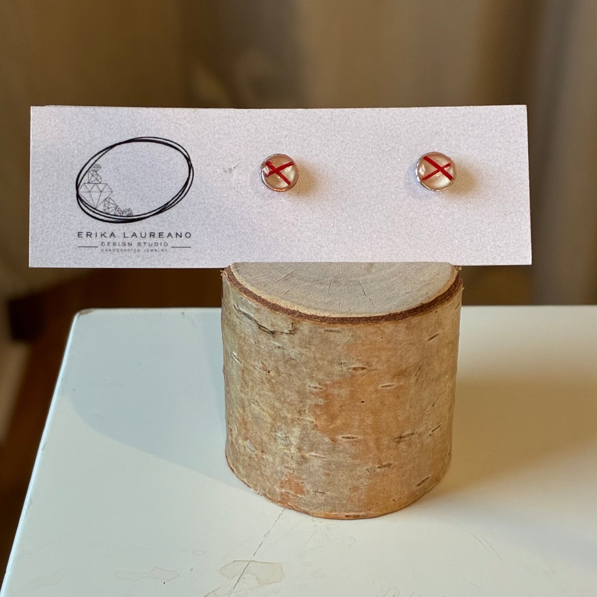 EL026-19 White/Red Resin Studs
