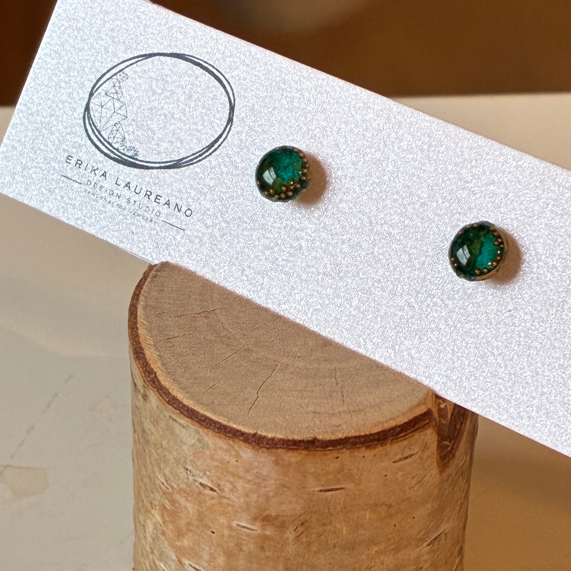 EL026-18 Green/Gold Resin Studs
