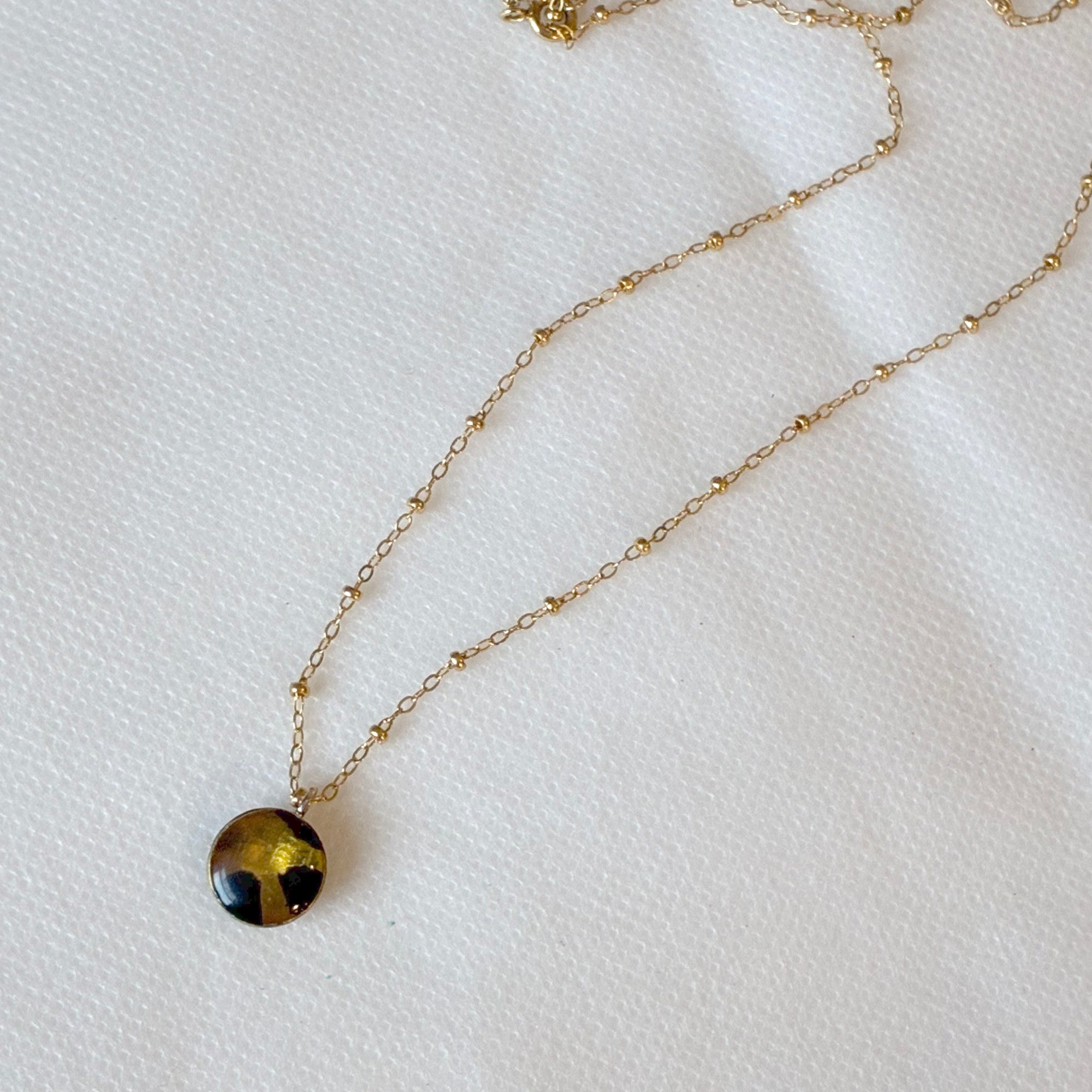 EL026-17 Black/Gold Resin Necklace