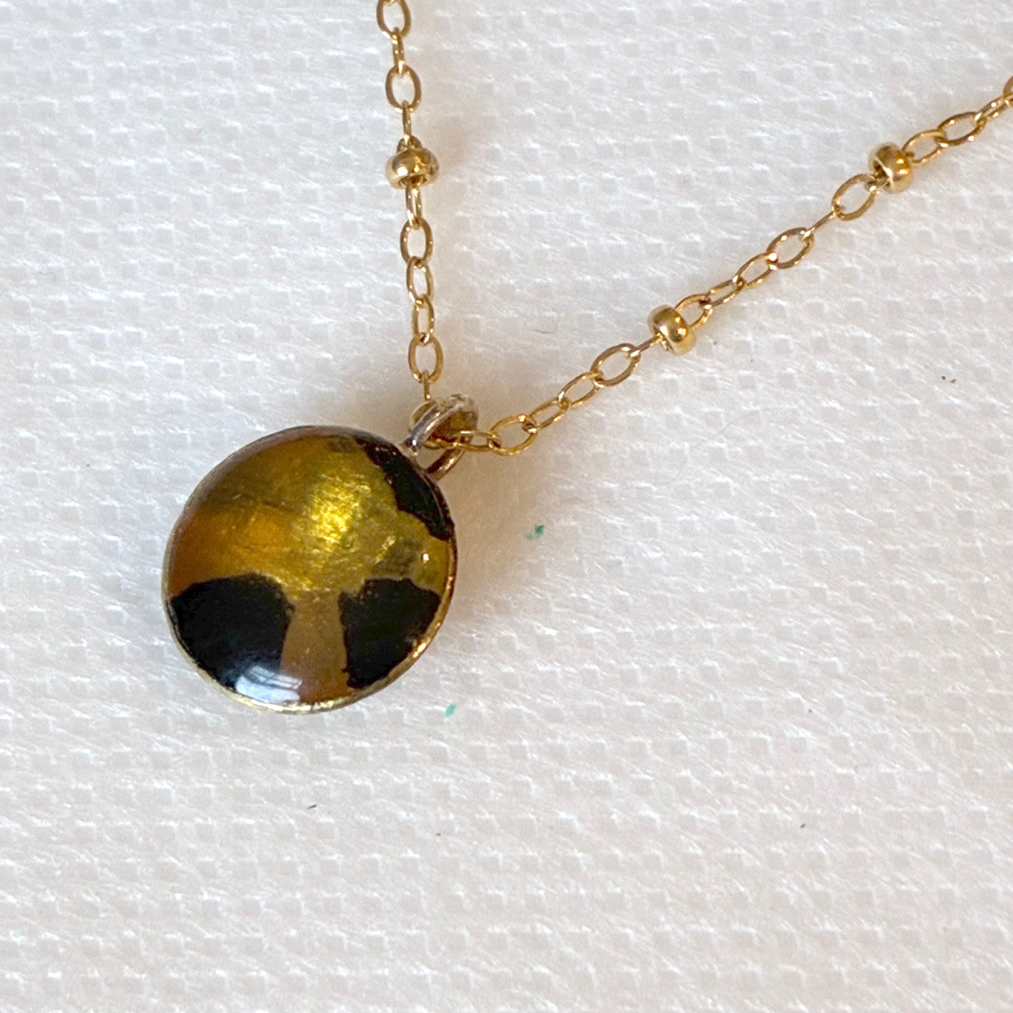 EL026-17 Black/Gold Resin Necklace