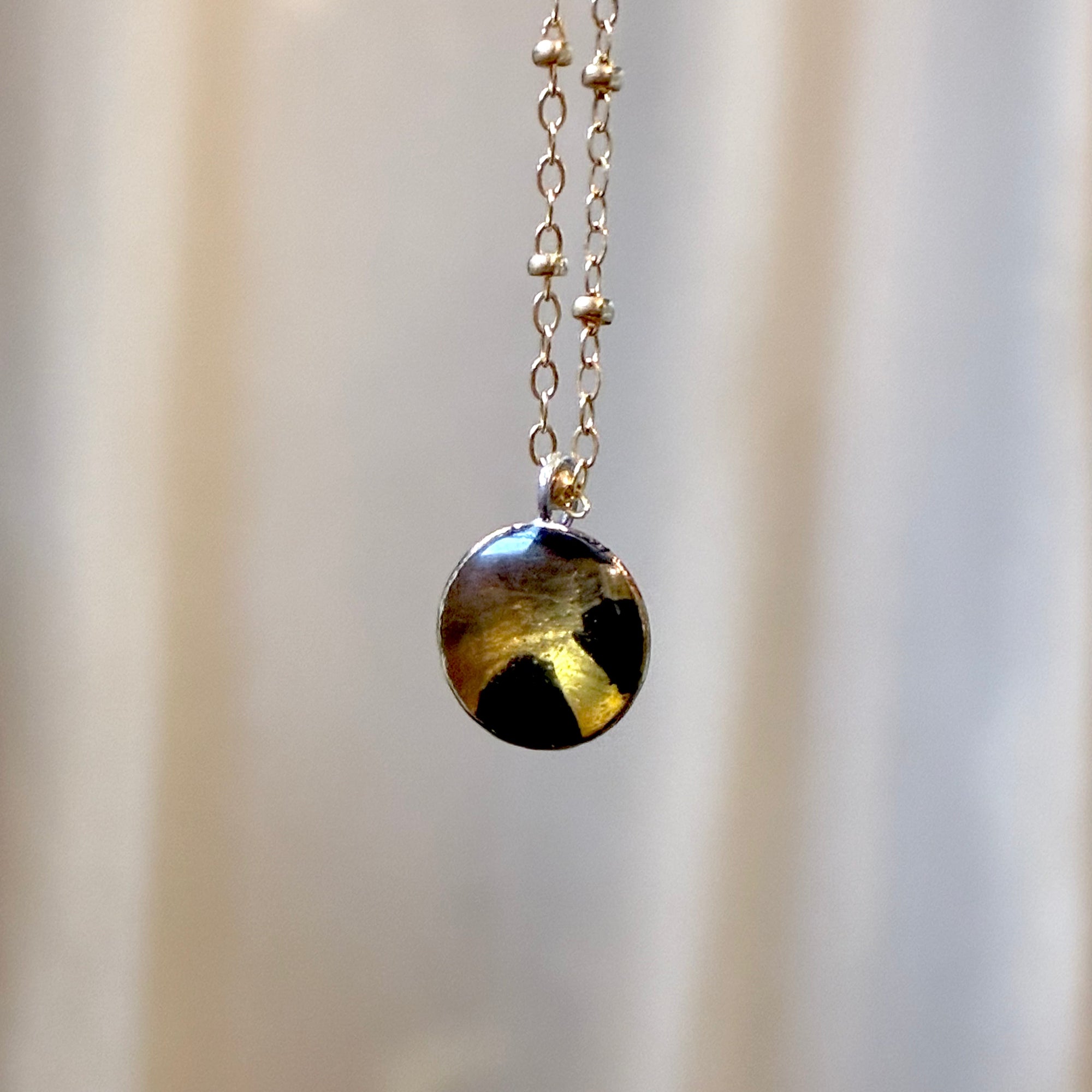 EL026-17 Black/Gold Resin Necklace